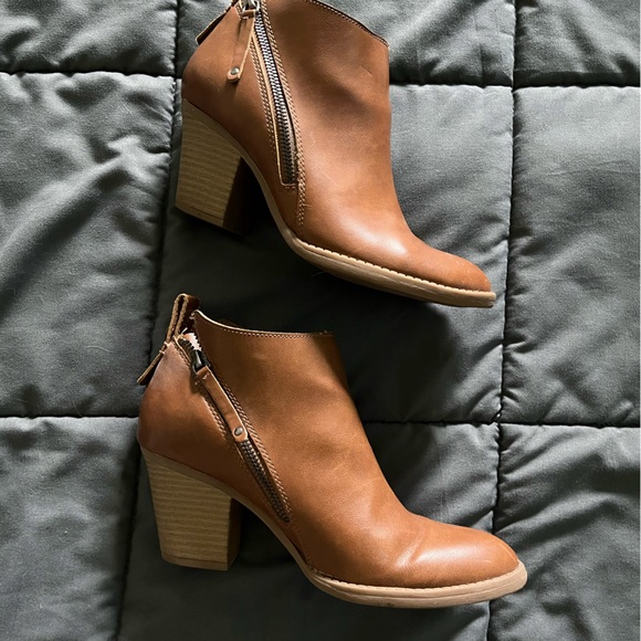 Brown DV Dolce Vita Ankle Booties - Picture 1 of 5